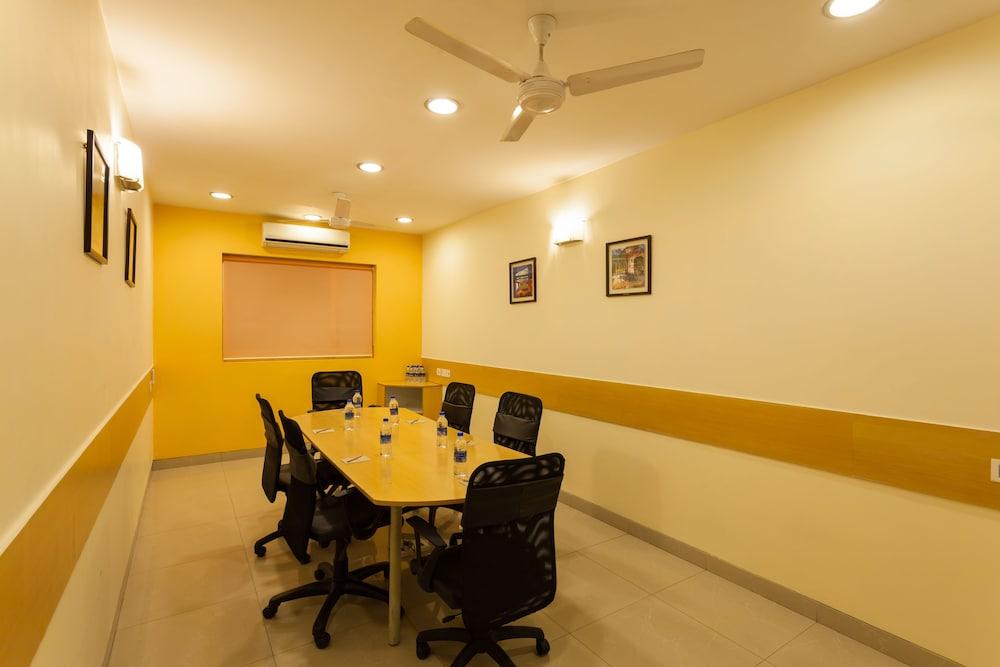 Nashik Hotel Екстериор снимка